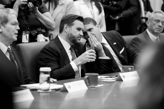 Cố vấn cấp cao của ông Trump bí mật họp bàn về Iran và Yemen