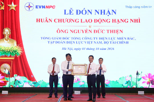 EVNNPC đón nhận Cờ Thi đua của Chính phủ, hoàn thành xuất sắc các nhiệm vụ 9 tháng năm 2026