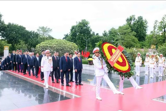 Lãnh đạo Đảng, Nhà nước đặt vòng hoa tại Đài tưởng niệm các Anh hùng liệt sĩ