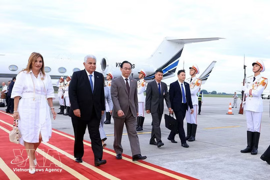 Panamanian President and spouse begin official visit to Vietnam