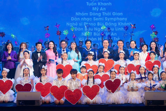 Chủ tịch Quốc hội Trần Thanh Mẫn dự Chương trình "Kết nối yêu thương", chung tay hỗ trợ phụ nữ, trẻ em có hoàn cảnh đặc biệt khó khăn
