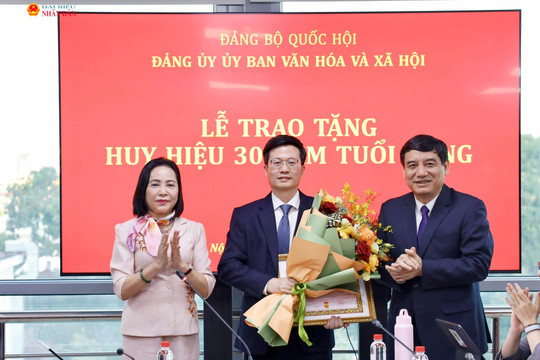 Lễ Trao tặng huy hiệu 30 năm tuổi Đảng