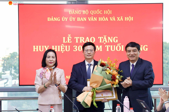Phó Chủ tịch Quốc hội Nguyễn Thị Thanh dự Lễ Trao tặng huy hiệu 30 năm tuổi Đảng