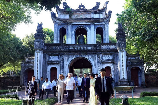 Panamanian President and spouse visit Temple of Literature
