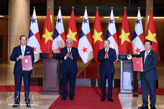 Vietnam, Panama exchange cooperation documents witnessed by top leaders