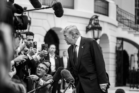 Trước bầu cử, tỷ lệ ủng hộ ông Trump xuống mức thấp kỷ lục