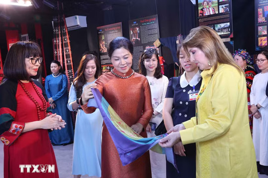 Phu nhân Tổng Bí thư, Chủ tịch nước Tô Lâm và Phu nhân Tổng thống Panama tìm hiểu văn hóa các dân tộc Việt Nam