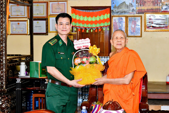 Bộ đội Biên phòng Cần Thơ thăm, tặng quà các chùa Khmer dịp Lễ Sene Dolta