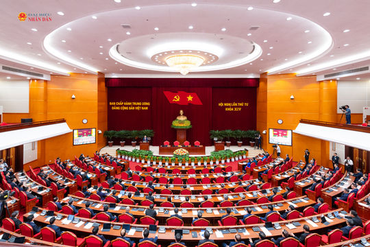 Thông cáo báo chí về ngày làm việc thứ tư và bế mạc Hội nghị lần thứ Tư Ban Chấp hành Trung ương Đảng khóa XIV