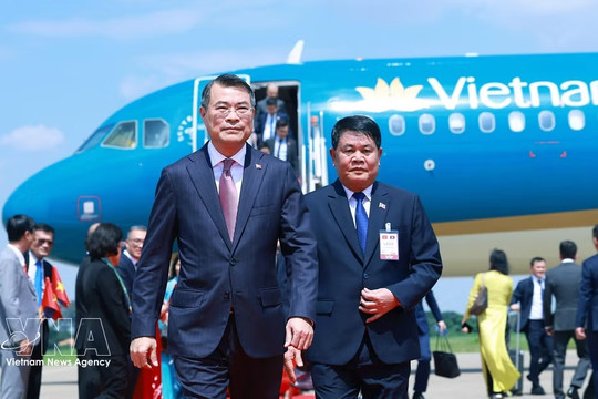 PM arrives in Vientiane, beginning official visit to Laos
