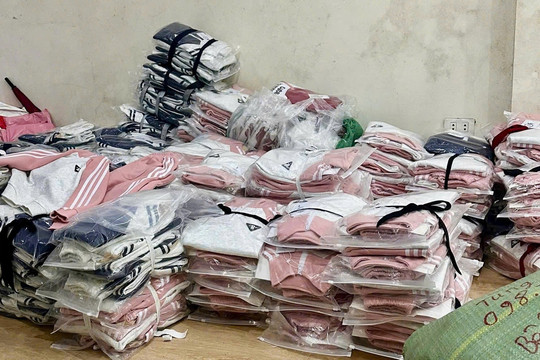 Hà Nội: Tạm giữ hơn 1.100 bộ quần áo có dấu hiệu giả mạo nhãn hiệu Adidas