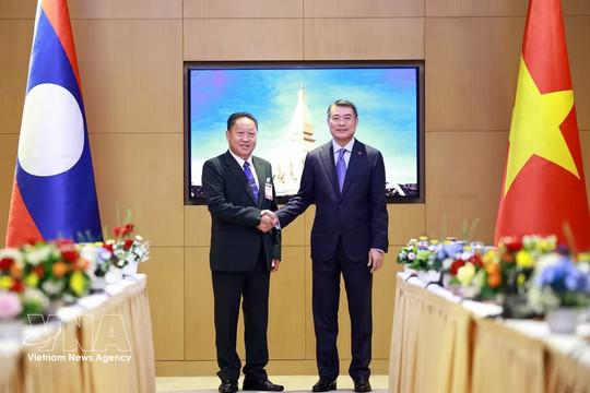 PM receives leaders of Lao Front for National Construction, Laos-Vietnam Friendship Association