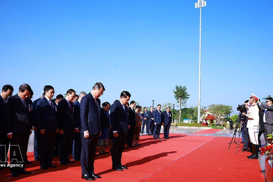 PMs pay tribute to late Vietnamese, Lao leaders in Vientiane