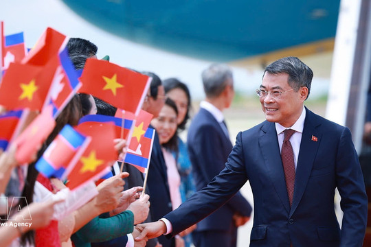 Prime Minister begins official visit to Cambodia