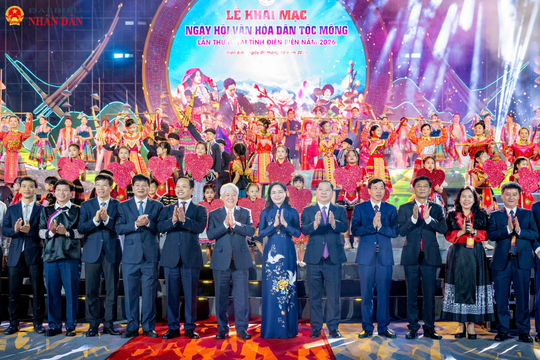 Phó Chủ tịch Thường trực Quốc hội Đỗ Văn Chiến dự Lễ khai mạc Ngày hội Văn hoá dân tộc Mông lần thứ IV