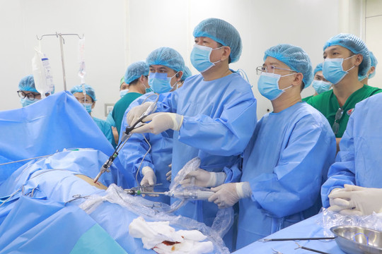 Chồng hiến thận cho vợ, cha hiến thận cho con sau 4 năm lọc màng bụng