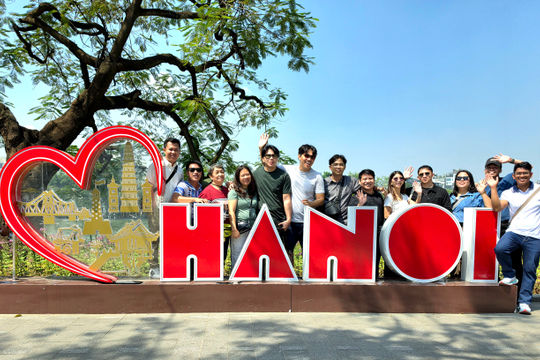 Hà Nội rực rỡ cờ hoa, người dân nô nức xuống phố đón Ngày Giải phóng Thủ đô