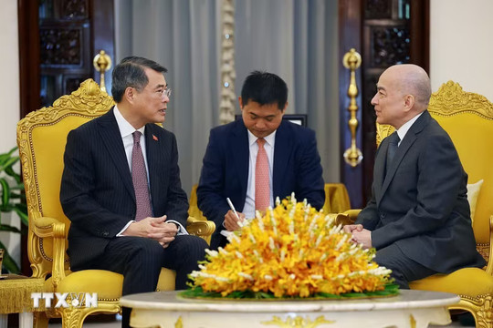 Thủ tướng Lê Minh Hưng chào Quốc vương Norodom Sihamoni và Hoàng Thái hậu Norodom Monineath Sihanouk