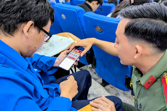 Công an An Giang hướng dẫn sinh viên tích hợp giấy tờ trên ứng dụng VNeID