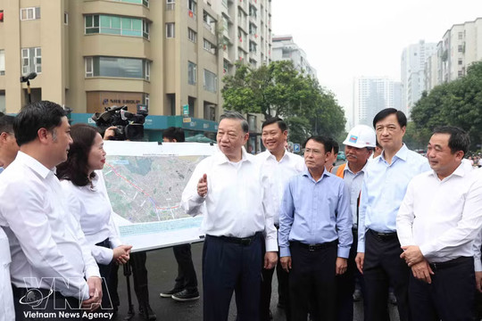 Top leader inspects key infrastructure projects in Hanoi