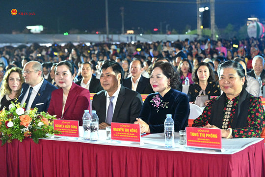 Phó Chủ tịch Quốc hội Nguyễn Thị Hồng dự khai mạc Lễ hội Cà phê Sơn La lần thứ II