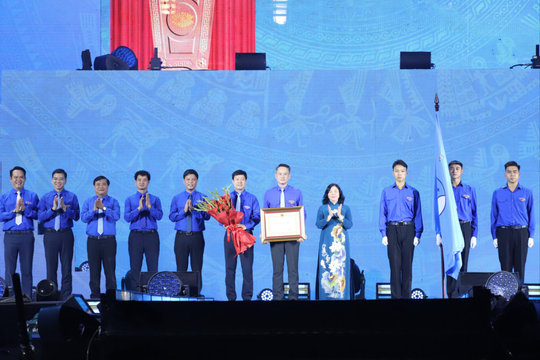 Hội Liên hiệp thanh niên Việt Nam đón nhận Huân chương Lao động hạng Nhất