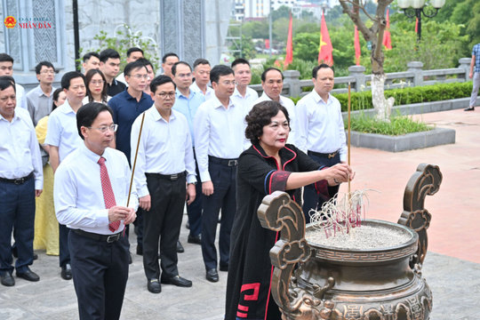 Dâng hương tưởng nhớ Chủ tịch Hồ Chí Minh tại Sơn La