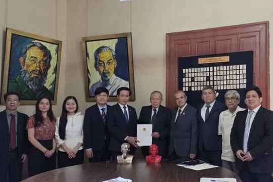 Party delegation visits Peru, presents book by General Secretary and President To Lam