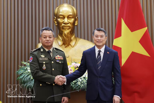 Prime Minister hosts Cambodian Deputy PM, defence minister in Hanoi