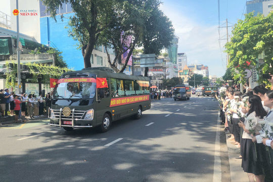 TP. Hồ Chí Minh: Dòng người đội nắng tiễn đưa 731 Anh hùng liệt sĩ từ Công viên Lê Thị Riêng về nơi an nghỉ