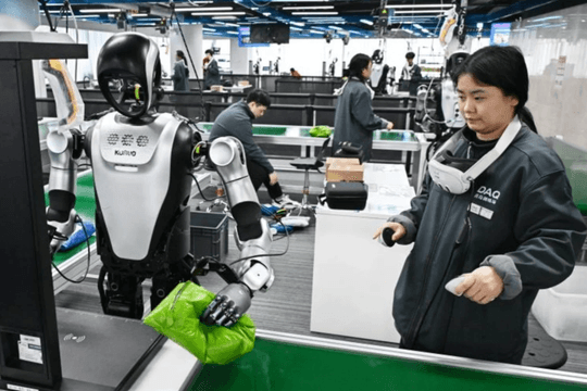 Nghề mới ở Trung Quốc: Huấn luyện robot, lương 900 USD/tháng