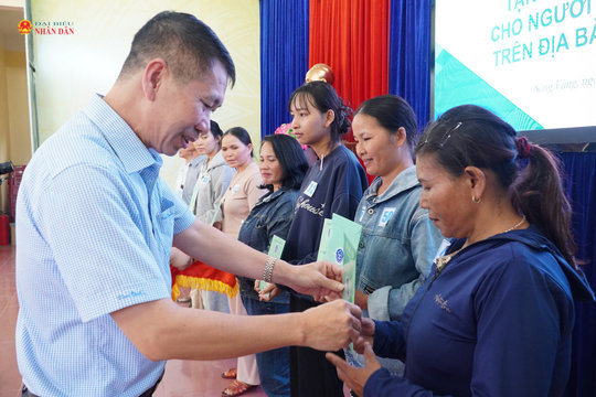 BHXH thành phố Đà Nẵng trao tặng sổ BHXH cho các hộ nghèo xã Sông Vàng