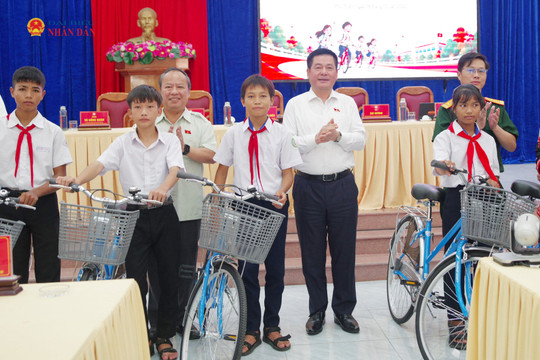 Phó Chủ tịch Quốc hội Nguyễn Hồng Diên dự lễ trao tặng xe đạp cho học sinh nghèo vượt khó tỉnh Gia Lai