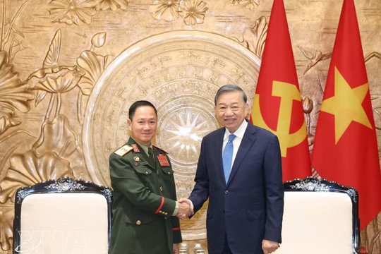 Top leader hosts Lao Deputy Prime Minister and Defence Minister