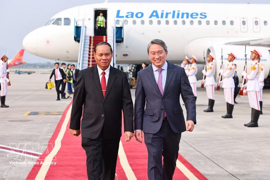 Lao Party leader arrives in Hanoi, beginning official visit to Vietnam