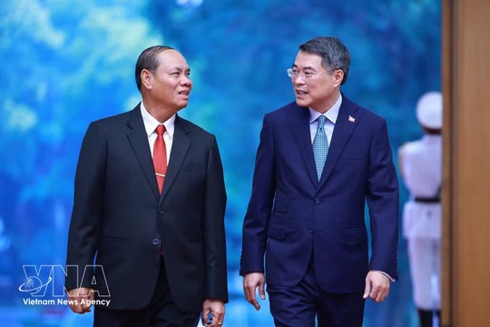 Vietnam gives top priority to relations with Laos: PM