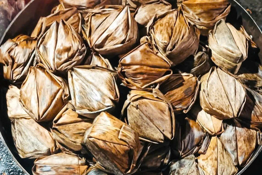 Kiếm tiền triệu mỗi ngày nhờ nghề gói bánh gai