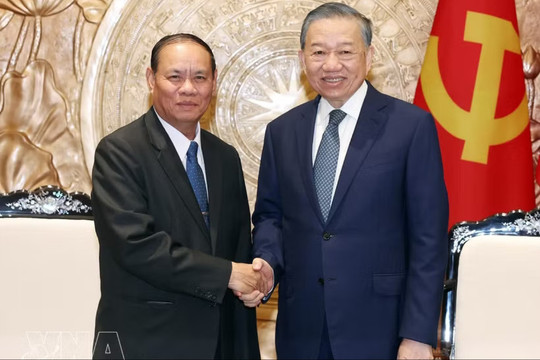 Vietnam gives highest priority to developing relations with Laos: Top leader