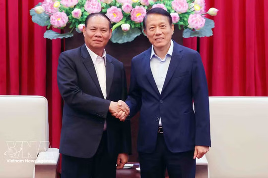Minister of Public Security receives Lao Party official