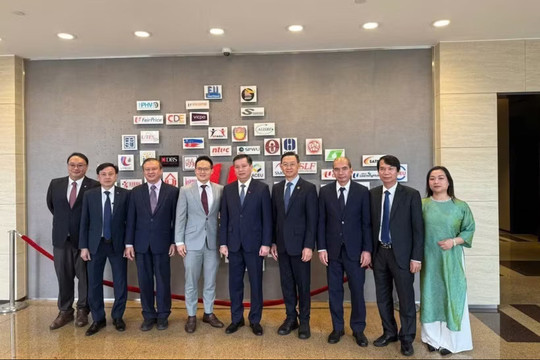 Vietnam, Singapore promote cooperation through Party-to-Party channel