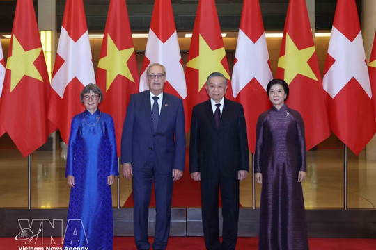 Top Vietnamese leader hosts welcome ceremony for Swiss President