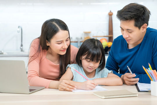 Lo tương lai cho con cái, sức khỏe của cha mẹ ai lo?