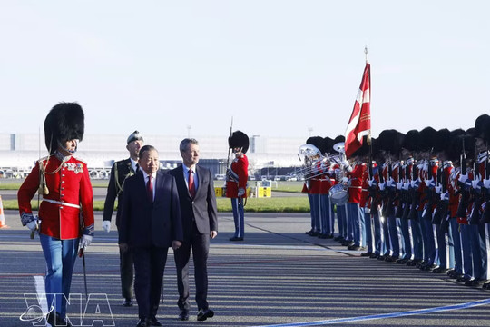 Top leader arrives in Copenhagen, beginning State visit to Denmark