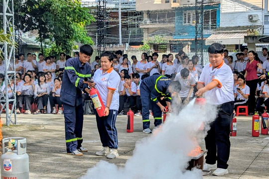 An Giang: Hướng dẫn kỹ năng PCCC, cứu hộ, cứu nạn cho gần 1.000 học sinh, giáo viên
