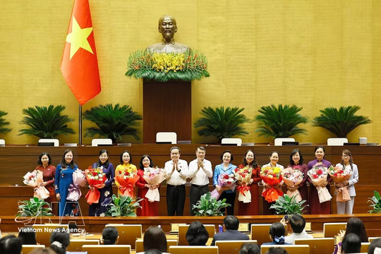 PM Le Minh Hung, NA President Tran Thanh Man meet with female lawmakers