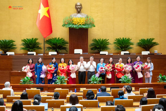 Thủ tướng Lê Minh Hưng và Chủ tịch Quốc hội Trần Thanh Mẫn gặp mặt nữ đại biểu Quốc hội
