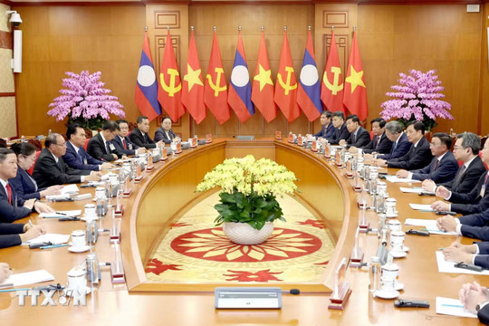Nhân kết thúc chuyến thăm Việt Nam của Thường trực Ban Bí thư TW Đảng Nhân dân Cách mạng Lào Vai trò định hướng đặc biệt quan trọng của quan hệ hai Đảng đối với tổng thể quan hệ Việt - Lào