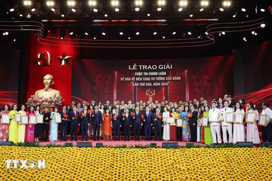 Thường trực Ban Bí thư Trần Cẩm Tú dự Lễ trao giải Cuộc thi chính luận về bảo vệ nền tảng tư tưởng của Đảng lần thứ 6