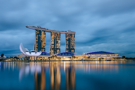 Singapore maintains monetary policy settings amid inflation risks