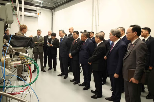 Top Vietnamese leader visits Niels Bohr Institute in Denmark